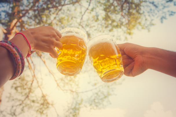 Amigos desfrutando ao ar livre com cerveja
 - Foto, Imagem