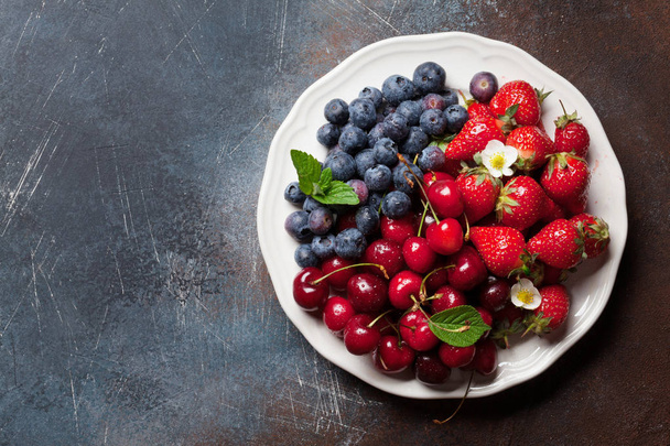 frische Sommerkirschen, Blaubeeren und Erdbeeren von oben mit Platz für Ihren Text - Foto, Bild