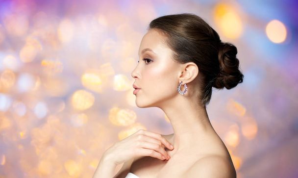 Nahaufnahme des schönen Frauengesichts mit Ohrring - Foto, Bild