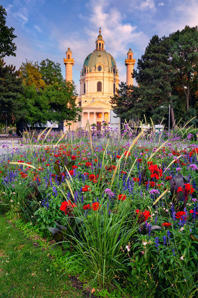 Viena. Imagen del paisaje urbano de Viena con la iglesia de San Carlos al atardecer
. - Foto, Imagen