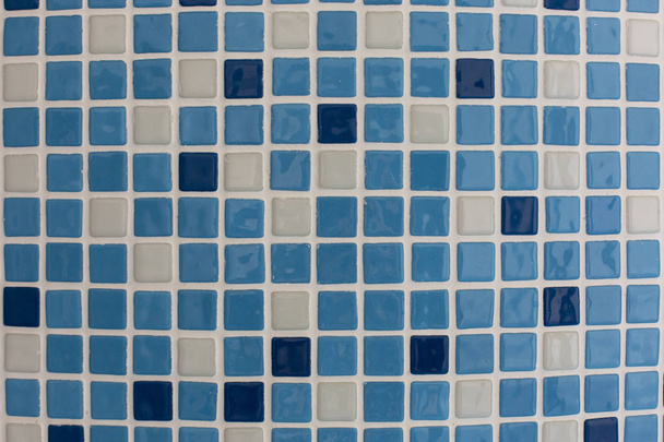 modré čtvercové keramické dlaždice v bazénu nebo v koupelně vzorek textury pozadí - Fotografie, Obrázek