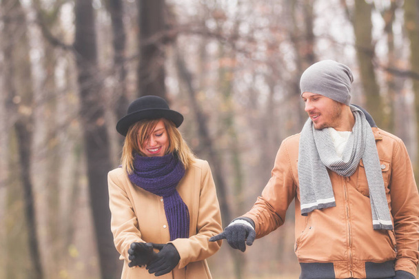 birlikte sonbahar parkta yürüyen kadın adamla  - Fotoğraf, Görsel