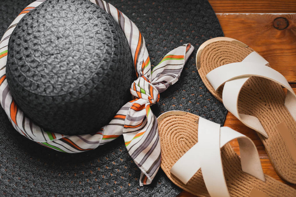 kapelusz plażowy i letnie klapki japonki - Zdjęcie, obraz
