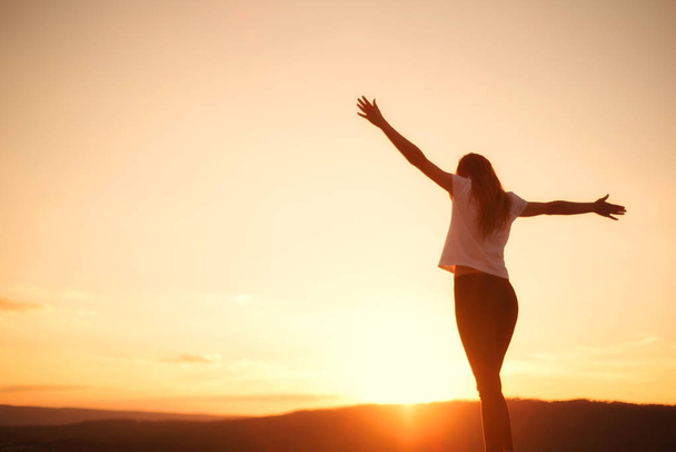 Woman open arms under the sunset. Concept of healthy life. - Foto, Imagem