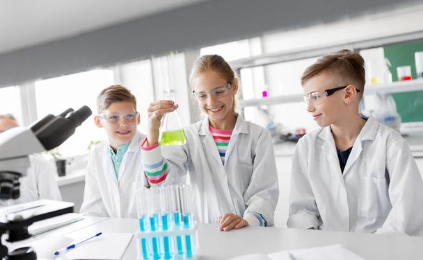 kids with test tubes studying chemistry at school - Fotografie, Obrázek