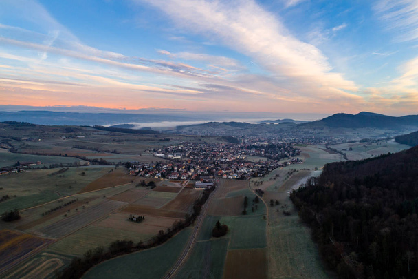 Aerial strzał z rano zachód słońca nad wzgórzami z drone - Zdjęcie, obraz