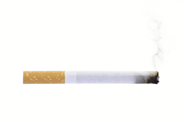 Brandende sigarettenrook geïsoleerd op witte achtergrond - Foto, afbeelding