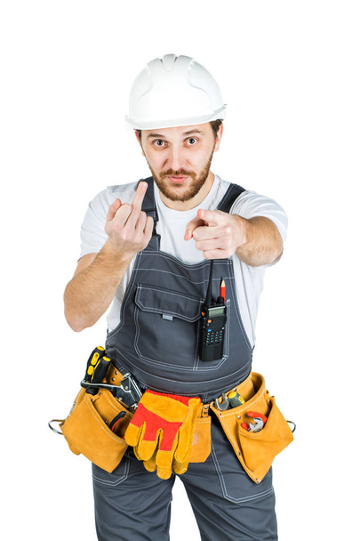 Un constructor o un empleado con un casco protector muestra un gesto de mano. Aislado sobre fondo blanco
 - Foto, imagen