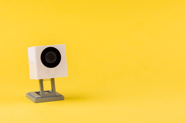webcam wit op een gele achtergrond, object, Internet, technologie concept. - Foto, afbeelding