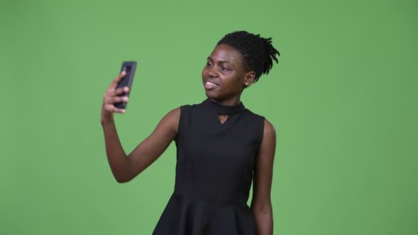 Young beautiful African businesswoman showing phone - Metraje, vídeo