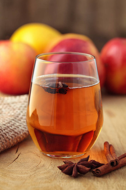Omenasiideri cocktail kanelilla ja omenaviipaleilla
. - Valokuva, kuva