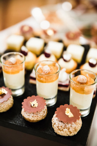 Золотих і срібних Весільна фольговані десерти і Муси - Фото, зображення