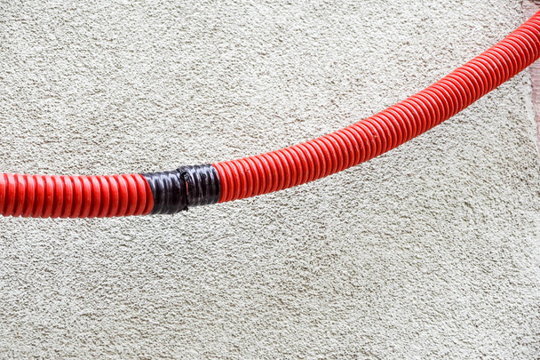 красные пластиковые трубы для электрических проводов
 - Фото, изображение