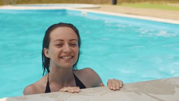 White beautiful woman portrait with private pool water - Imágenes, Vídeo