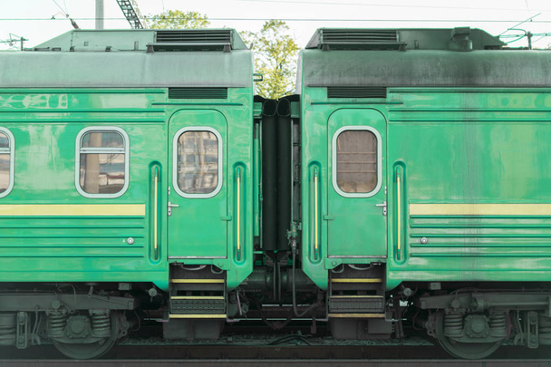 twee groene passagiers wagons. - Foto, afbeelding