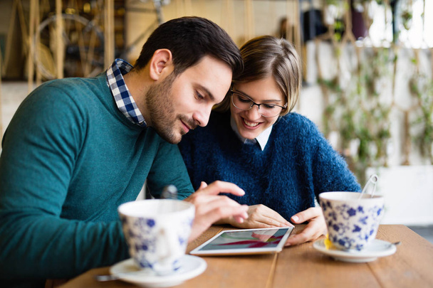 Young attractive couple on date together in coffee shop - Foto, Imagen