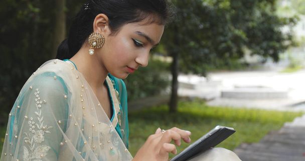 Jeune fille pakistanaise utilisant tablette
  - Photo, image