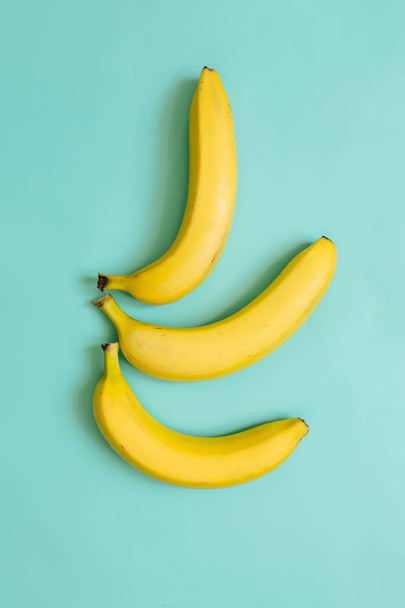 Strom banány na azurová modrá, zelené pozadí. Minimalistický koncept. - Fotografie, Obrázek