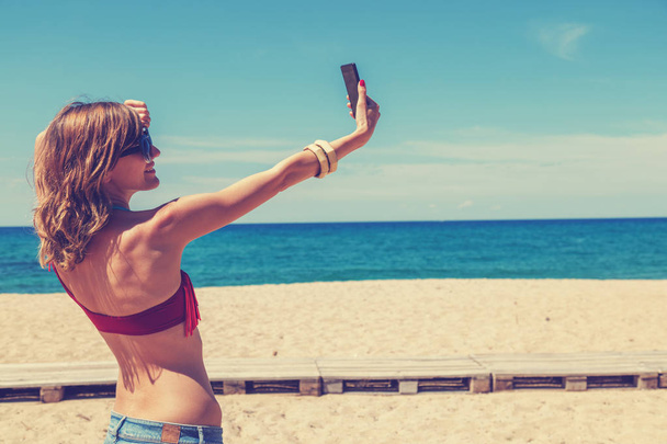 Mujer joven tomando selfie al aire libre - Foto, Imagen