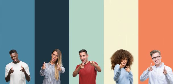 Grupa ludzi nad vintage kolory tła, wskazując palcami do aparatu z twarzy szczęśliwy i śmieszne. Dobra energia i wibrafon. - Zdjęcie, obraz