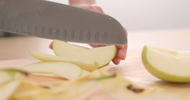 Cutting apple into pieces - Φωτογραφία, εικόνα