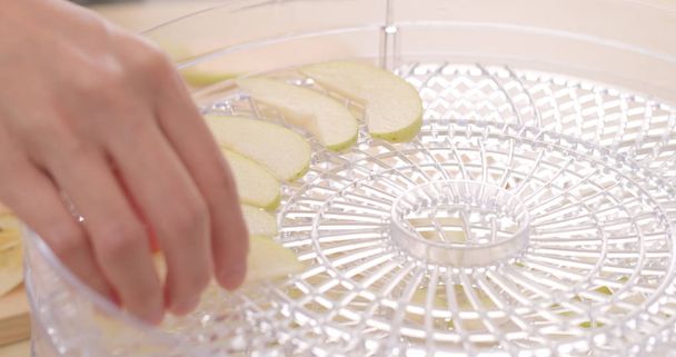 Uvedení apple na plastový zásobník pro sušení  - Fotografie, Obrázek