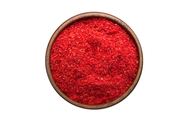 kırmızı biber tozu ahşap bir kapta, üstten görünüm baharat. baharat beyaz izole - Fotoğraf, Görsel