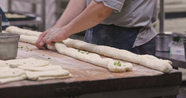 Chef haciendo pan de sésamo en el restaurante
 - Foto, Imagen