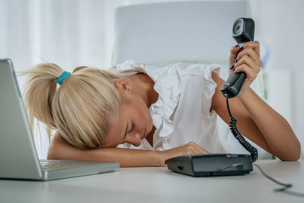 Genç yorgun iş kadını ofiste çalışan baş ağrısı ile - Fotoğraf, Görsel