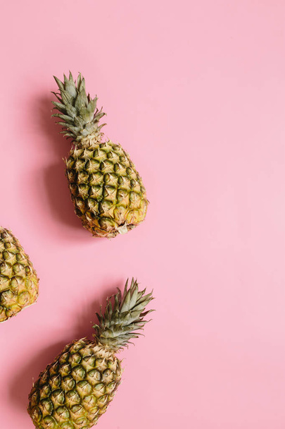 Ananas mûrs sur fond rose fané isolé. Style minimaliste concept tropical tendance
. - Photo, image