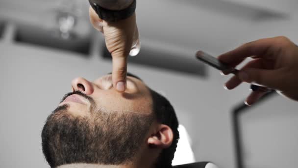 Barbeiro barba cliente com lâmina de barbear em linha reta, homem corte de cabelo e barbear no cabeleireiro, barbearia e salão de barbear
 - Filmagem, Vídeo