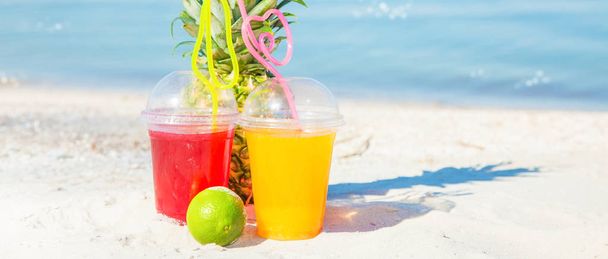 leuchtend frische gesunde Säfte, Obst, Ananas im Hintergrund des Meeres. Sommer, Ruhe, gesunder Lebensstil - Foto, Bild