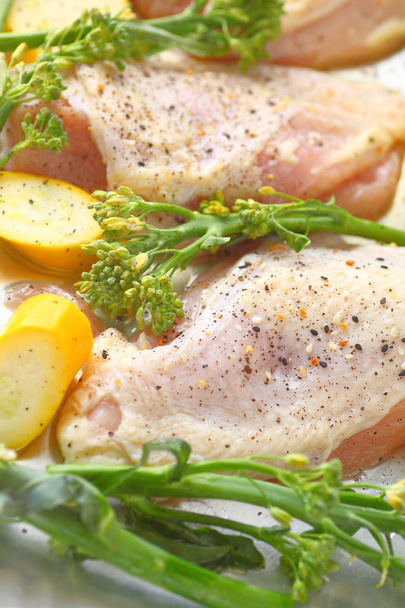 Kana, jossa on keltaista kurpitsaa ja parsakaalia, maustettu ja valmis paistamaan
 - Valokuva, kuva