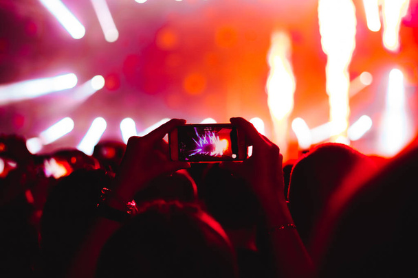 コンサートでの携帯電話の削除 - 写真・画像