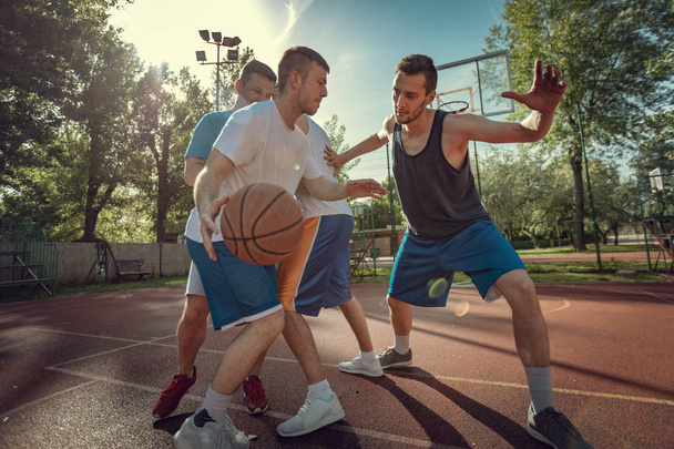 Koszykarze gry w koszykówkę na sąd - Zdjęcie, obraz