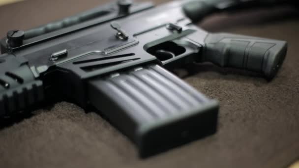 Close-Up Nézd taktikai fegyvert az asztalon - Felvétel, videó