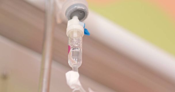 Pompy infuzyjnej lub roztworem soli fizjologicznej dożylnej kroplówki (Iv) dla pacjenta i infuzji pompy w szpitalu  - Zdjęcie, obraz