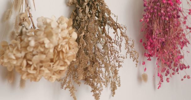 Colgar flores secas decoración
 - Foto, Imagen