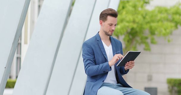 Hombre de negocios caucásico utilizando tableta ordenador
 - Foto, Imagen