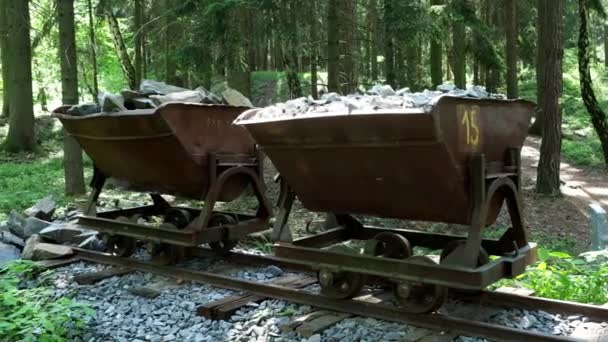 Bergbauwagen mit Steinen. alter und verlassener Bergbauwagen im Wald. - Filmmaterial, Video