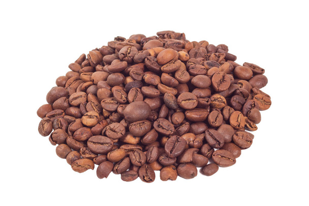 Montón de granos de café aislados sobre fondo blanco
 - Foto, imagen