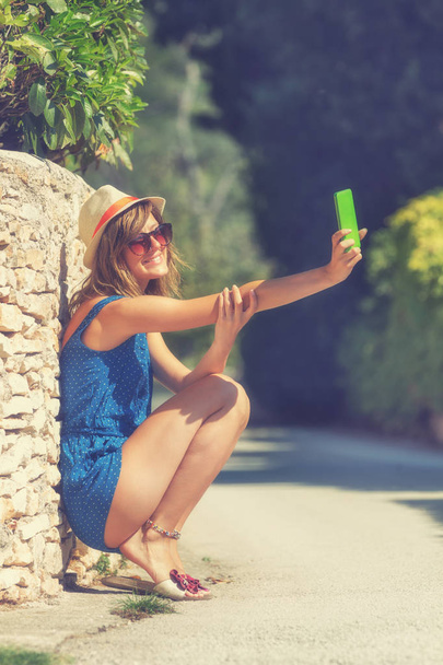 Молода жінка використовує смартфон на відкритому повітрі
 - Фото, зображення