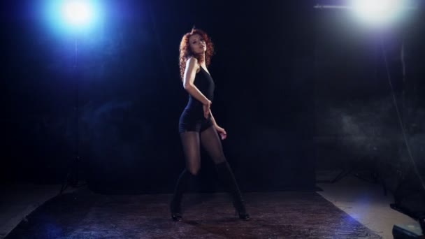 junge rothaarige sexy Strip-Tänzerin - Filmmaterial, Video