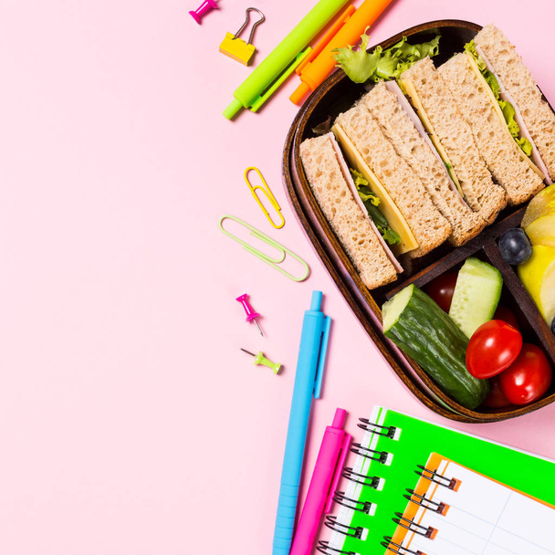 Σχολικό κιβώτιο μεσημεριανό γεύμα με σάντουιτς - Φωτογραφία, εικόνα