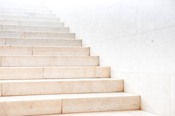 Marmurowe schody z kamiennymi schodami w budynku - Zdjęcie, obraz