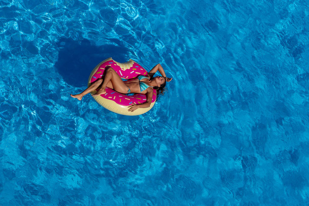 Ένας Ισπανόφωνος μελαχρινή μοντέλο απολαμβάνει μια μέρα στην πισίνα - Φωτογραφία, εικόνα