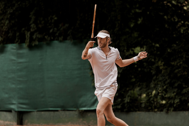 όμορφος ρετρό στυλ άνθρωπος παίζει τένις στο Δικαστήριο - Φωτογραφία, εικόνα