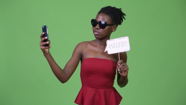 Young beautiful African woman taking selfie - Filmagem, Vídeo