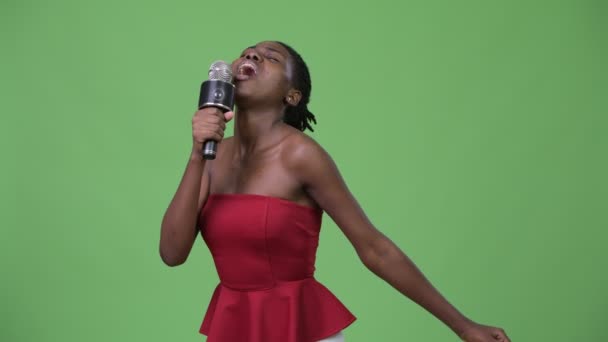 Jovem bela mulher africana usando microfone
 - Filmagem, Vídeo