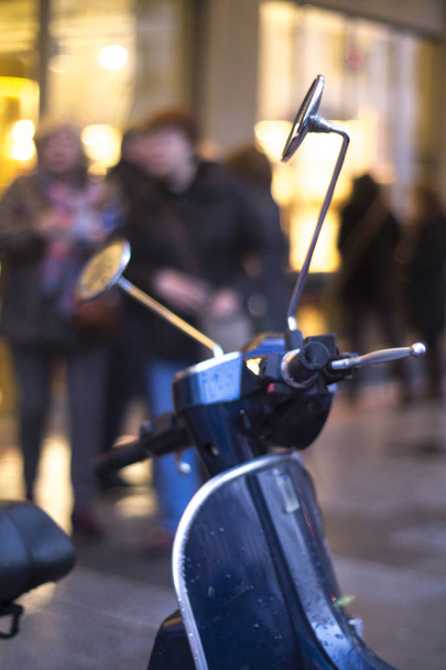 Skútr retro stylu motocyklu v městském pouliční scéna. - Fotografie, Obrázek